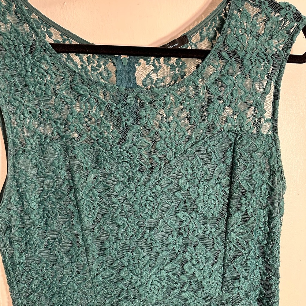 Soprano dress  14 green lace  lined 35 bust. Sleeveless. Zipper- fit flare stret